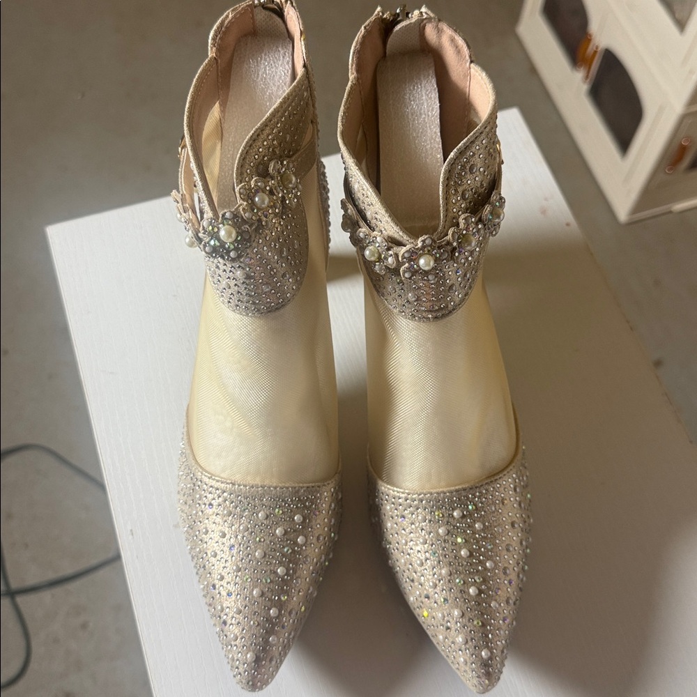 Elegant Pearl Embellished Cream Sandals